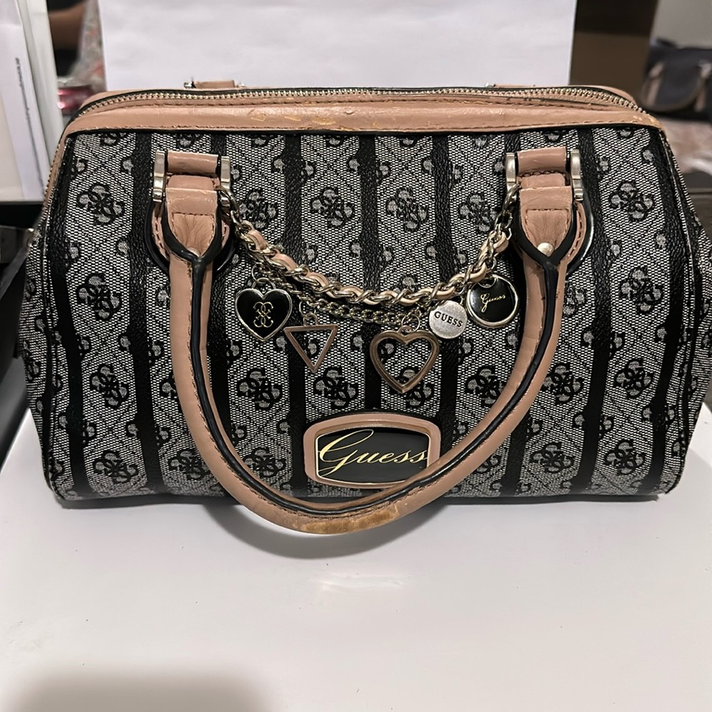 GUESS SMALL TOTEBAG BOXSTYLE HANDBAG  SHOULDER BAG CROSS BODY CHARM CHAIN DETAIL